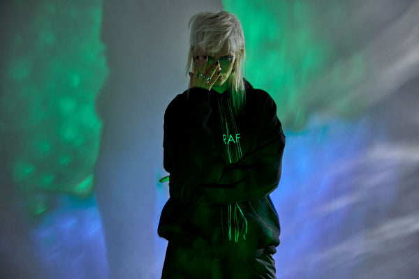EMBROIDERY FLOWING LINES HOODIE - BLACK